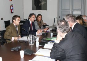 El Presidente y el Secretario General de la FEMP, a la izquierda en la imagen, durante su reunión con la Delegación del CPLRE.